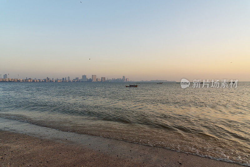 孟买Chowpatty海滩上的日落。印度