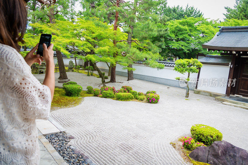 一名女子在日本寺庙自拍