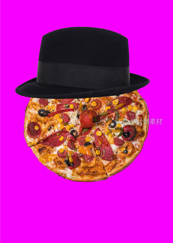 一个潮人饥饿。对品味的另一种看法。男人的脸戴着黑帽子和披萨
