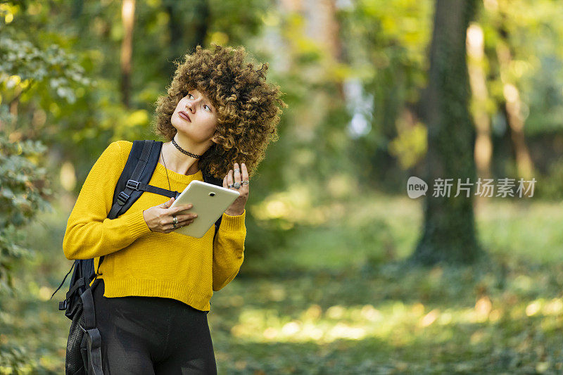 年轻的女研究员在森林里。在自然领域工作的女性生物学研究员