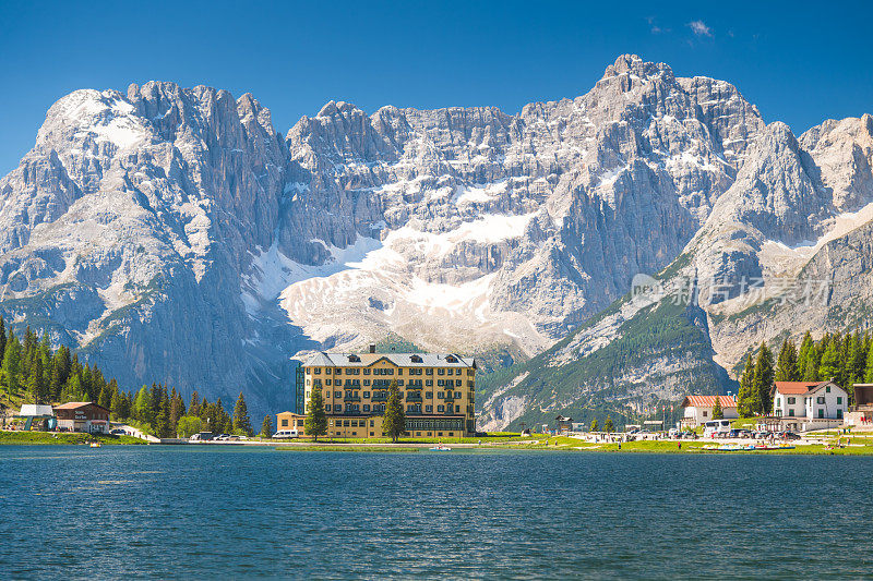 美丽著名的米苏里纳湖秋天在Dolomites，意大利。景观