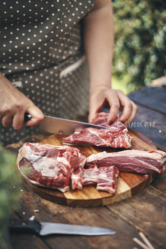 在花园外面准备羊肉串