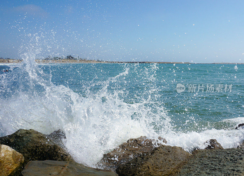 海浪拍打着海岸