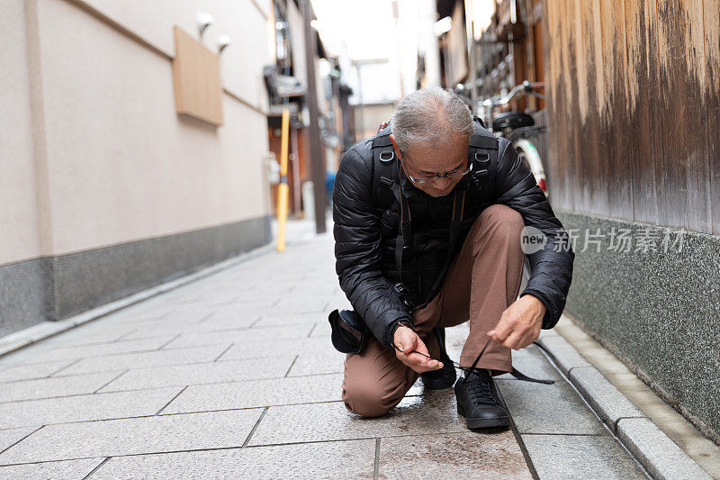 日本老人在老城享受假期