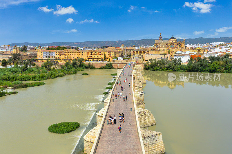 西班牙科尔多瓦城市景观与罗马桥
