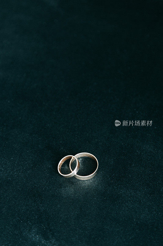结婚戒指在一个空的背景。结婚戒指新婚夫妇中性背景。