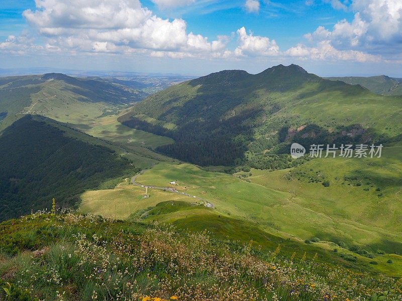 法国康塔尔山脉的火山景观