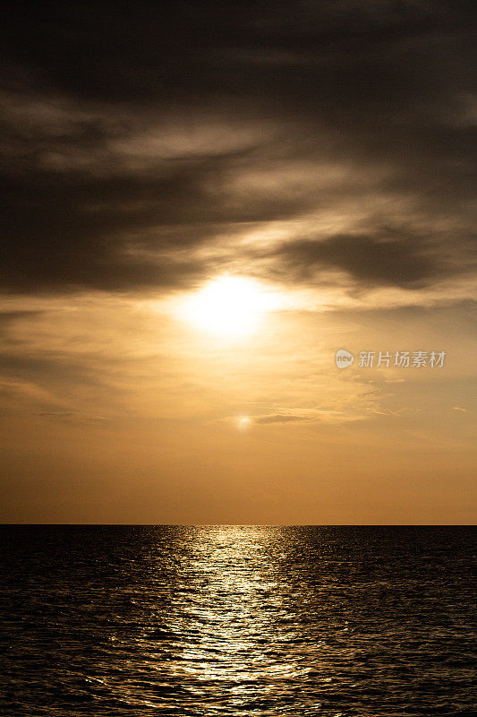 海面上美丽的云景，夕阳的镜头