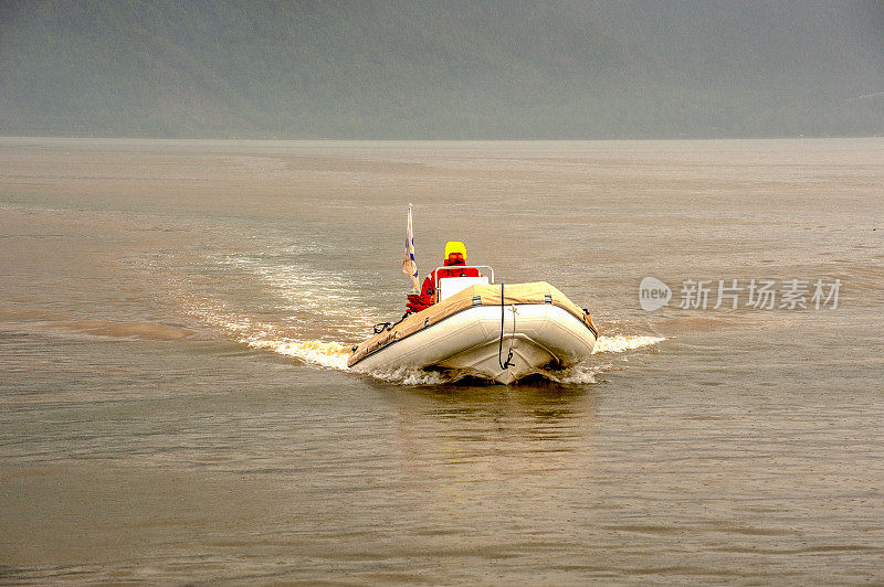 男人在小艇上