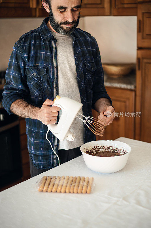 隔离烹饪:一个男人正在品尝他准备的甜点