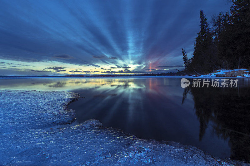 春天的湖蓝色的冰射线