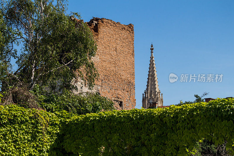 防御工事墙和教堂塔