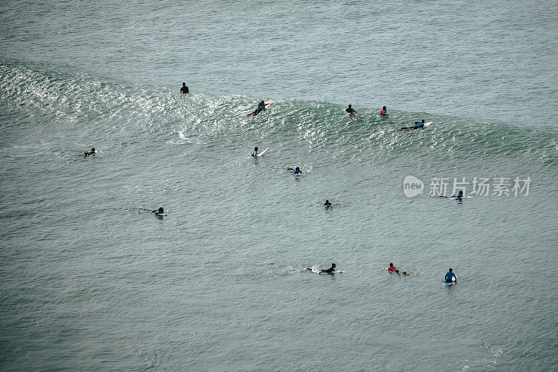 人们在海边冲浪