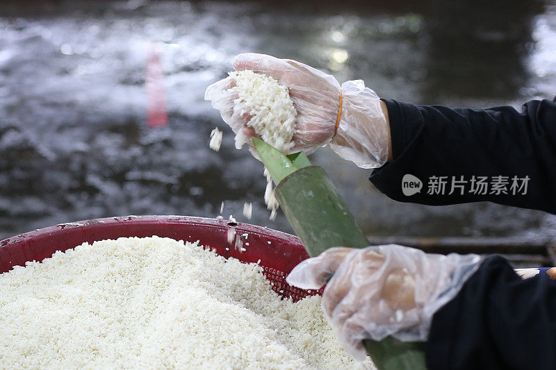 典型的亚洲食物——“Lemang”(芭蕉叶包竹蒸糯米)