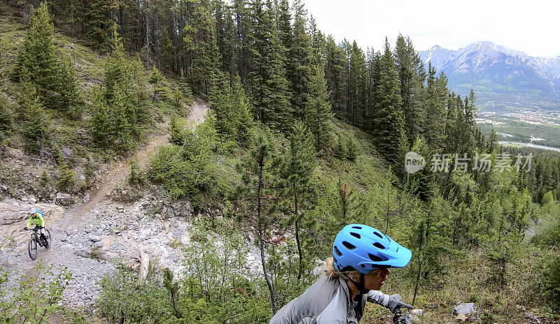 女山地自行车手沿着山路骑电动自行车