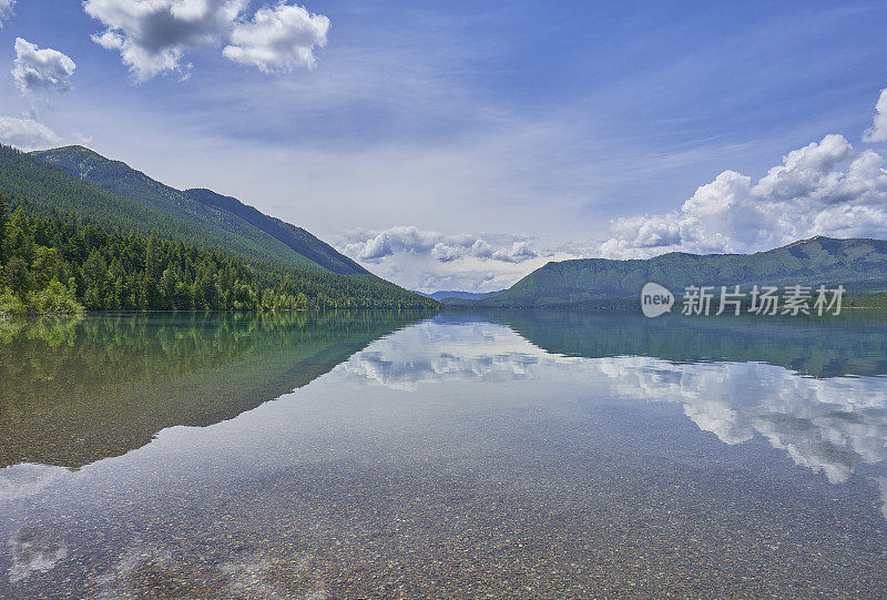 美国蒙大拿州冰川国家公园的麦当劳湖地区夏季美丽的自然风光。