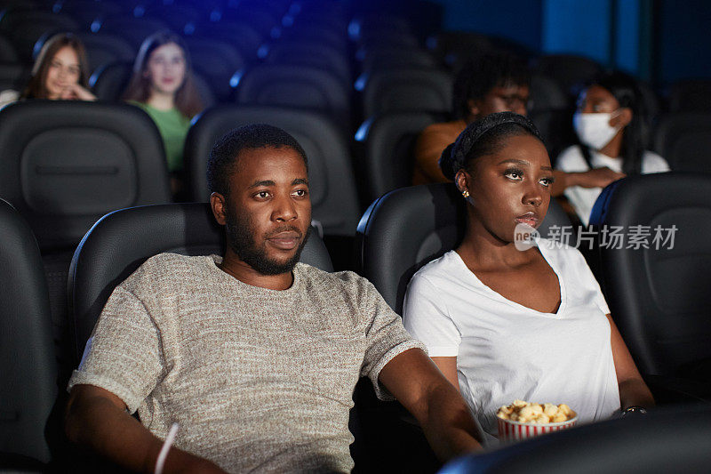 非洲夫妇在电影院享受时光。