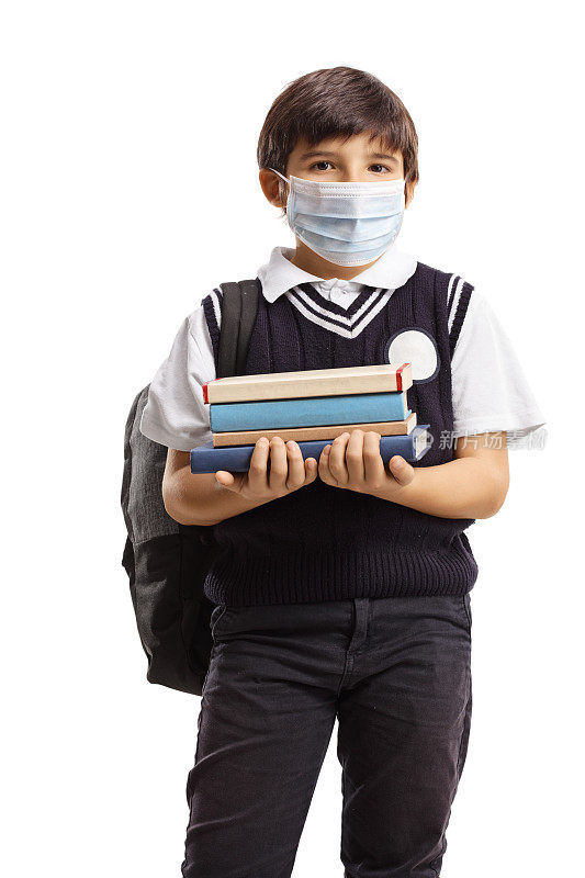 一个背着书包的男生，手里拿着一堆书，还戴着防护口罩