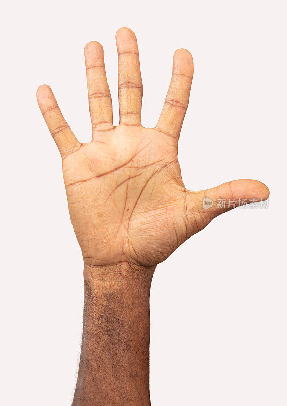 黑人男性的手在白色背景前做五个标志。