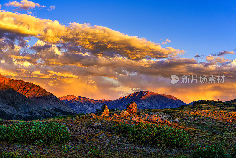 山脉日落岩层风景