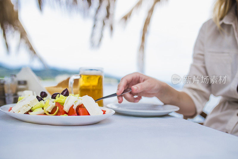 在海边的户外餐厅吃希腊沙拉