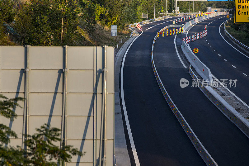 由于施工，高速公路改道