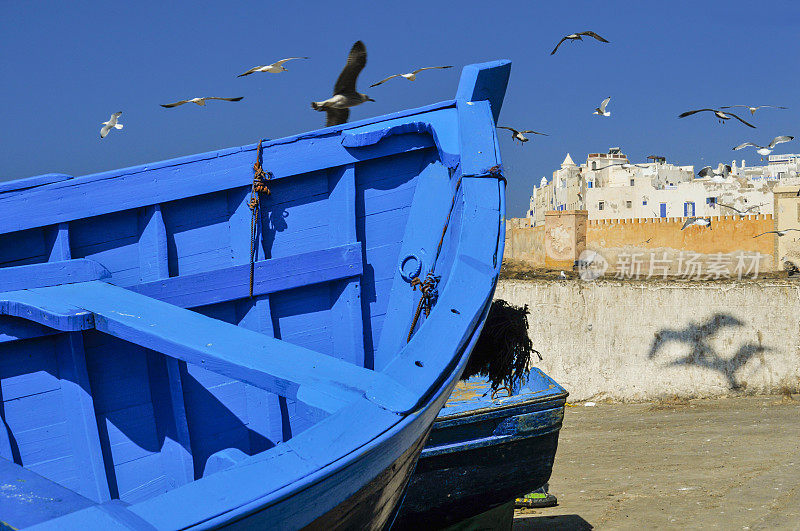 蓝色渔船在摩洛哥的Essaouira捆绑在一起