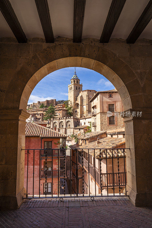 西班牙特鲁埃尔阿拉贡的阿尔巴拉辛村拱门