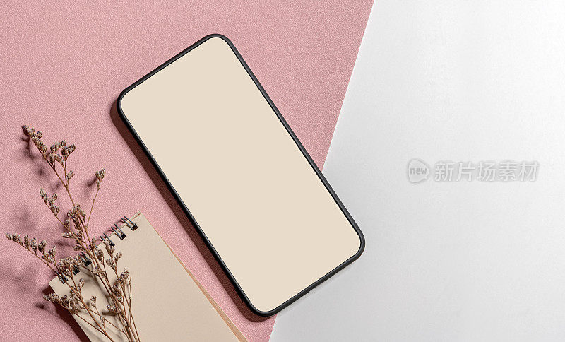 模型的空白屏幕智能手机在粉红色和白色的背景，复制空间。