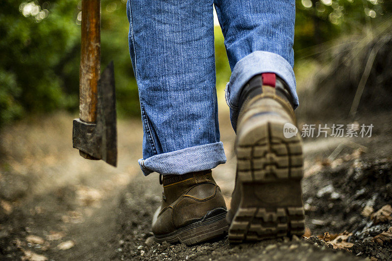 伐木工人-森林中的伐木工人每天都在准备和砍伐木材