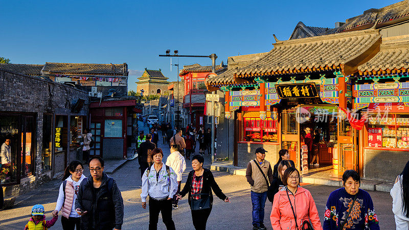 老鼓楼胡同，商店，餐馆和钟楼的背景，北京