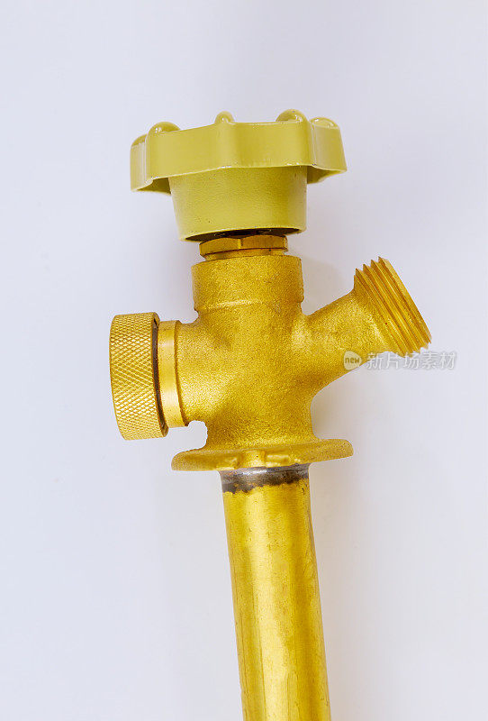 多转黄铜软管bibb阀的管道供应系统在孤立的白色背景。