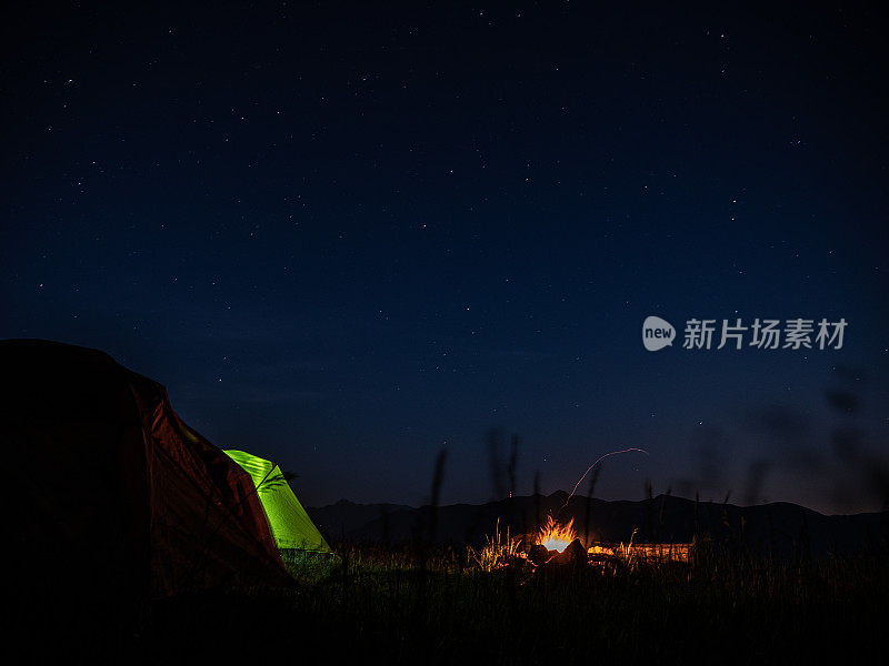 山顶上的帐篷，夜景