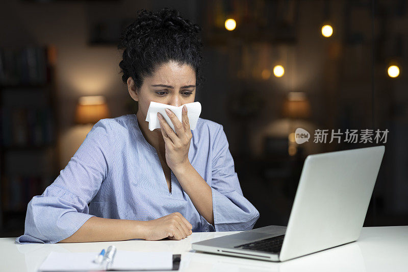 受冠状病毒感染的妇女使用纸巾显示感冒和流感症状咳嗽和不适:-图片