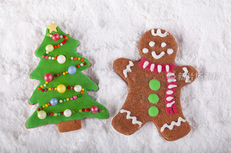 圣诞节自制的姜饼饼人和树上的雪