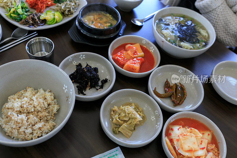 韩国餐厅的饭碗、汤碗、配菜