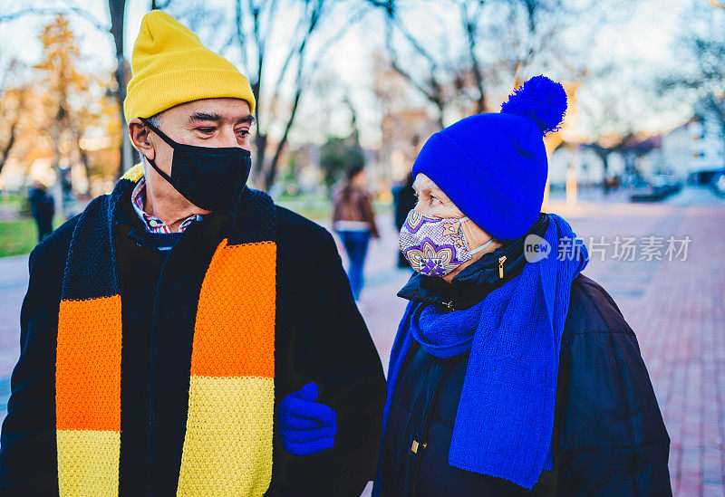 戴着防护面罩的老年夫妇