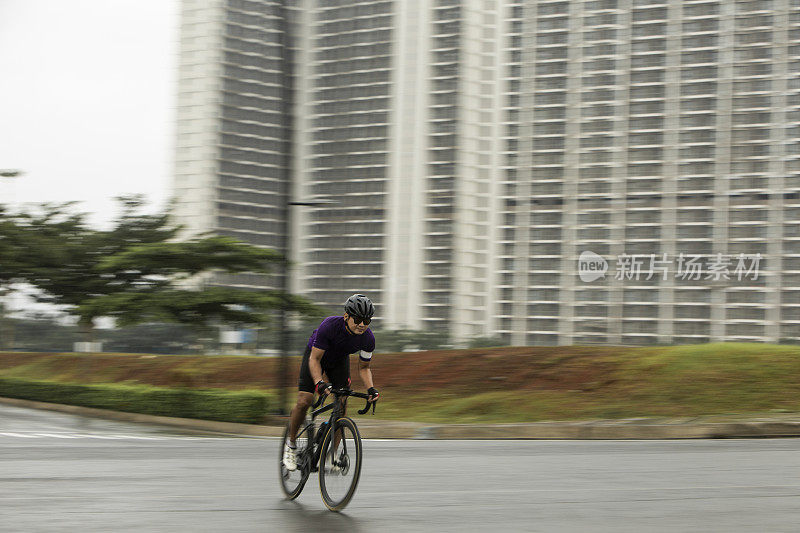 男子标准公路自行车比赛在平移照片