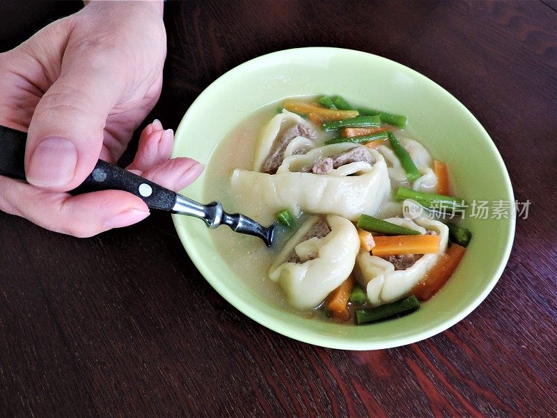 日本1月。螺旋形面食，肉汤里充满了五颜六色的蔬菜。
