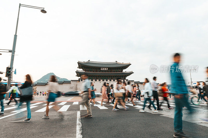 人们穿过京福宫大门-首尔