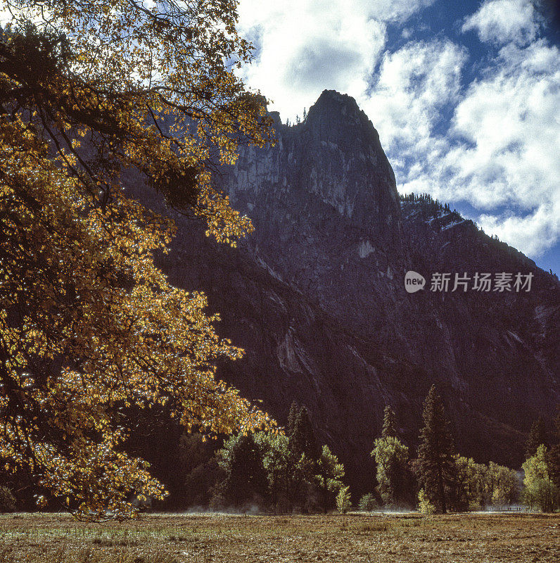 在约塞米蒂山谷的哨兵圆顶秋天的观点