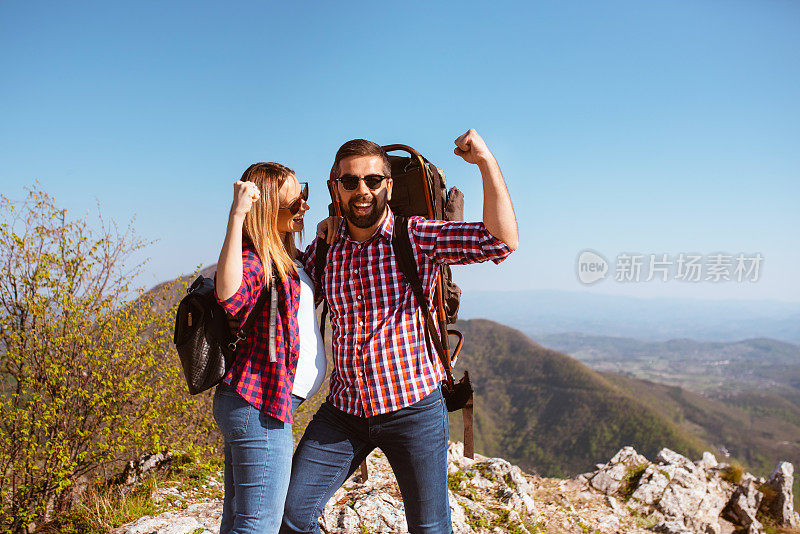 这对年轻夫妇征服了山顶