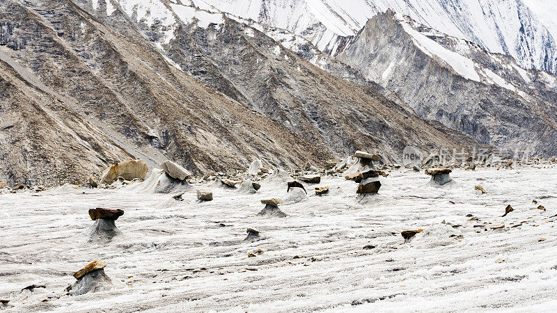 巴基斯坦喀喇昆仑的Vigne冰川上的冰基座