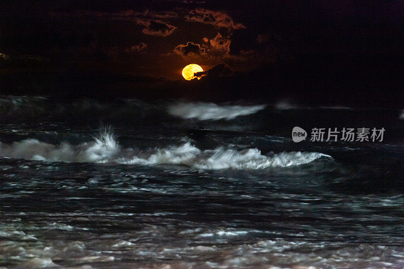 一轮满月从海上升起