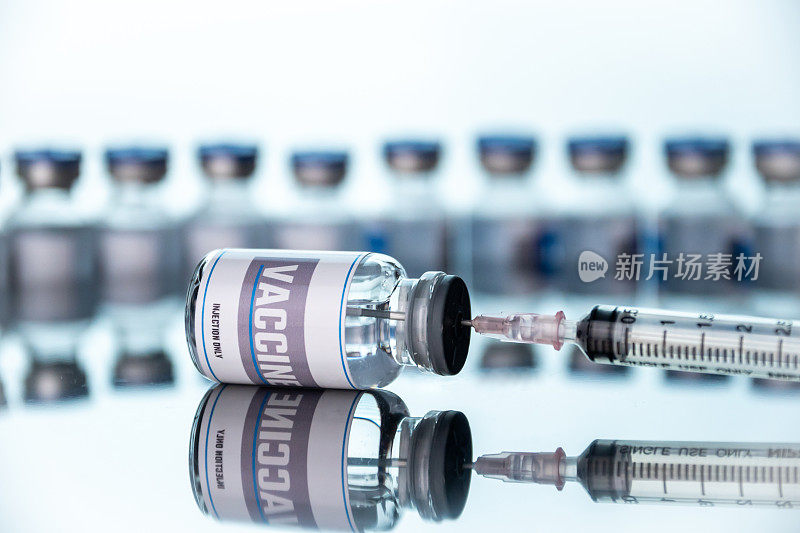 实验室用疫苗用玻璃小瓶和注射器。疫苗瓶组。在安瓶药。