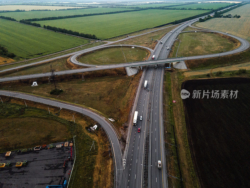 日落时分的路口。鸟瞰图