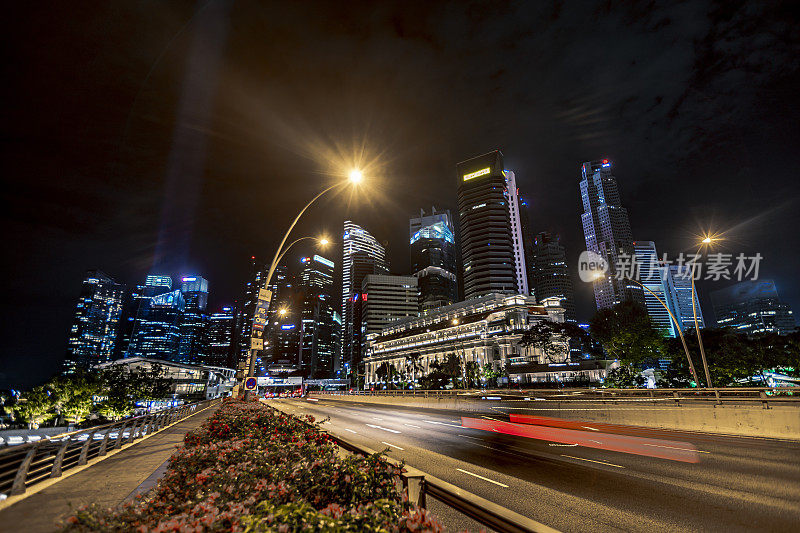 新加坡晚上的天际线与领先的道路