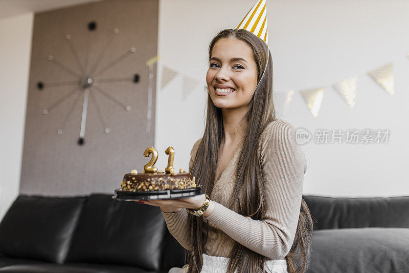 肖像的梦幻，快乐的生日女孩感到兴奋和喜悦庆祝生日