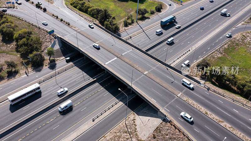 航拍高速公路上行驶的汽车