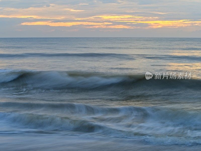 柔软的大西洋海浪翻滚到佛罗里达的卫星海滩